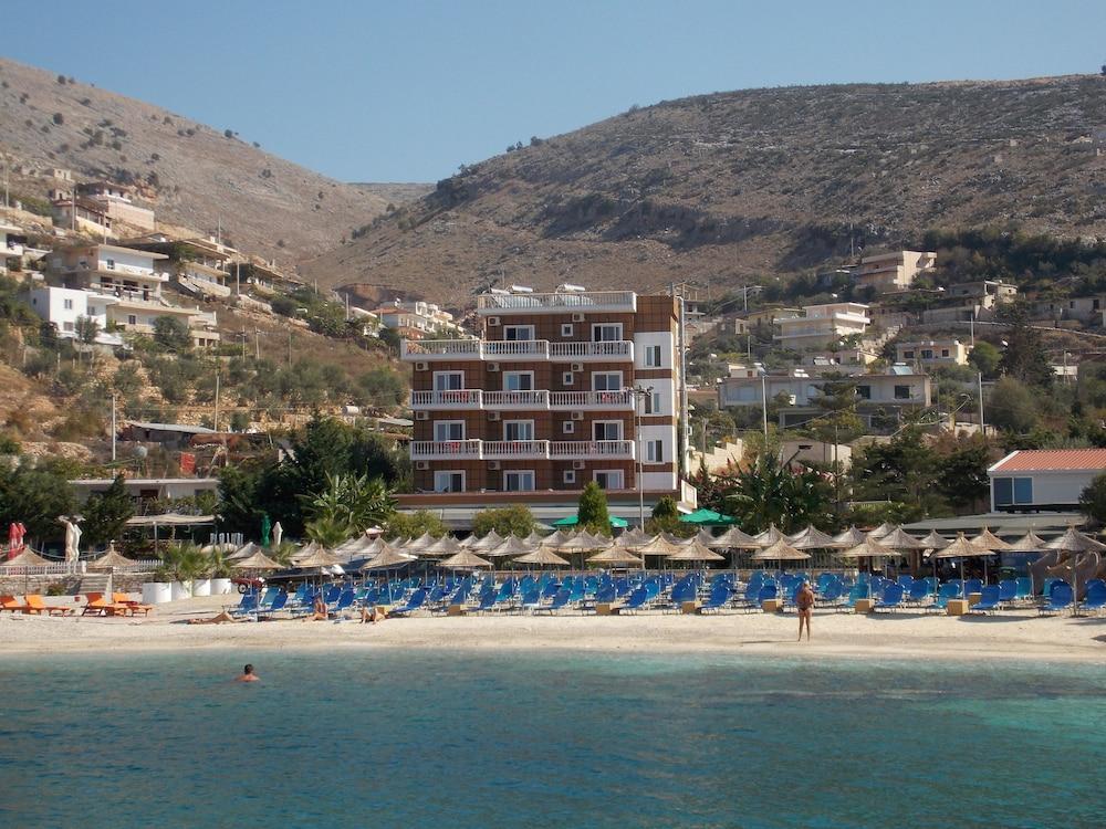 Mucobega Hotel Sarandë Exteriör bild