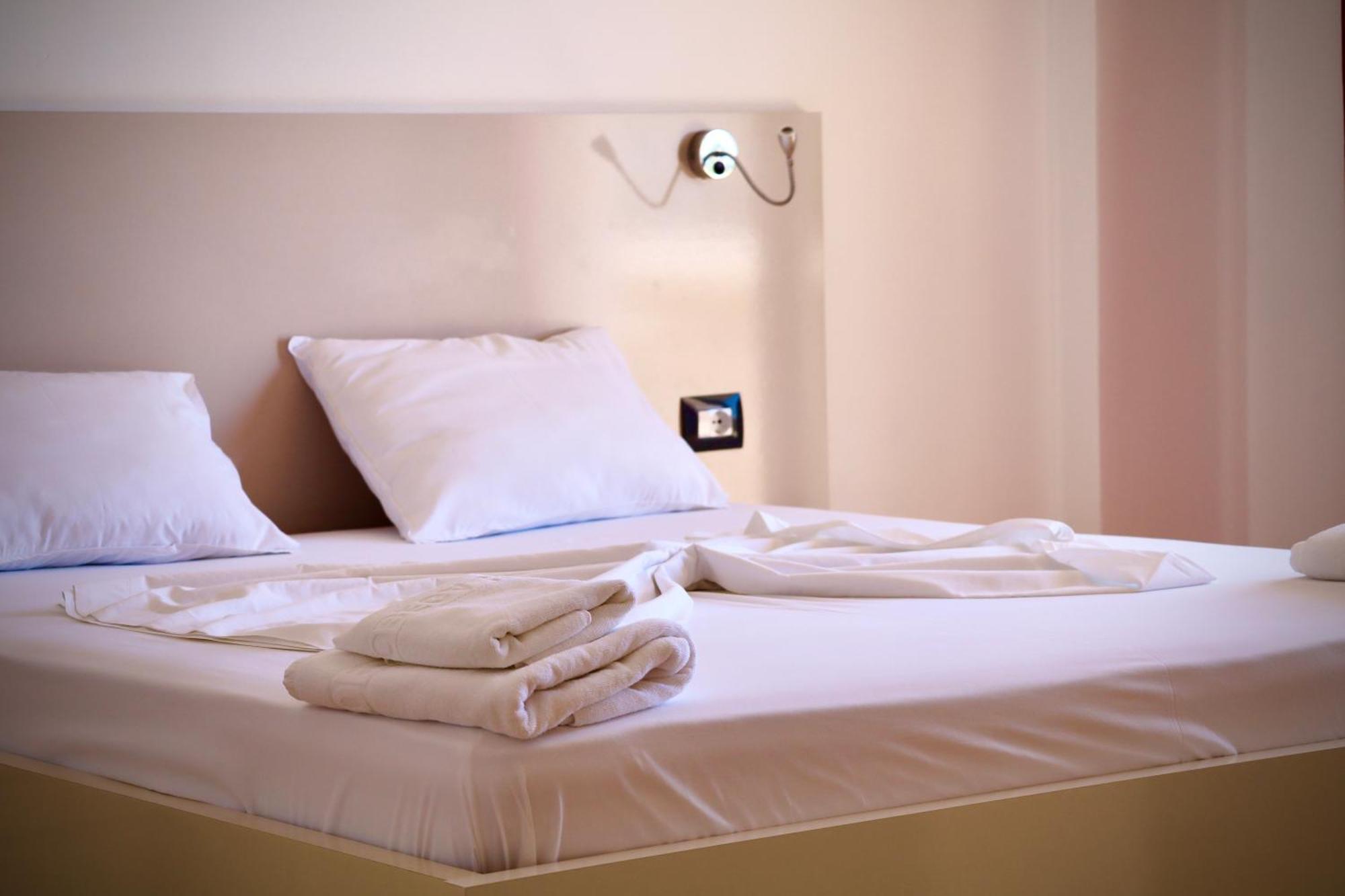 Mucobega Hotel Sarandë Exteriör bild
