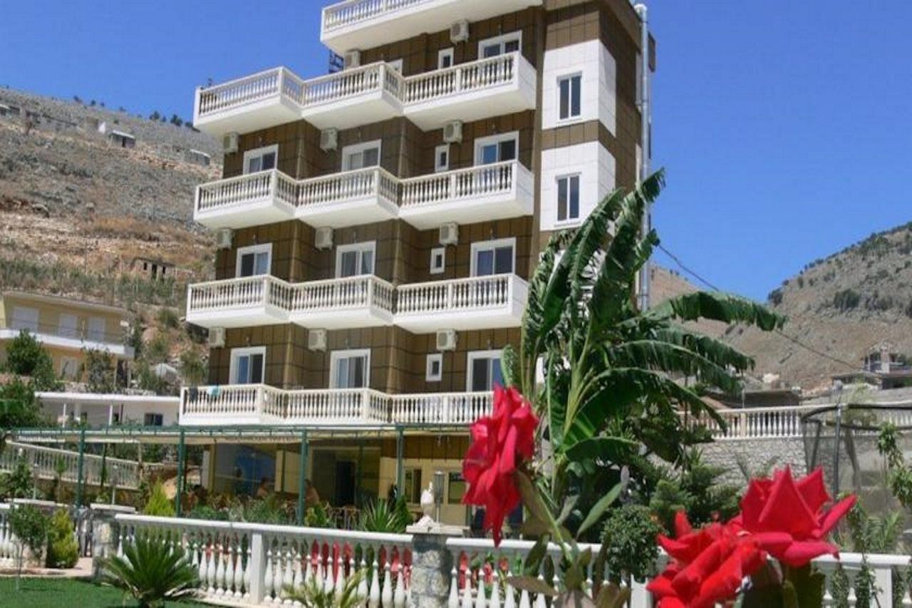 Mucobega Hotel Sarandë Exteriör bild